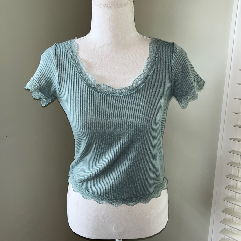 🦋 3/$15 Women’s Cropped Lacey Summer Tee